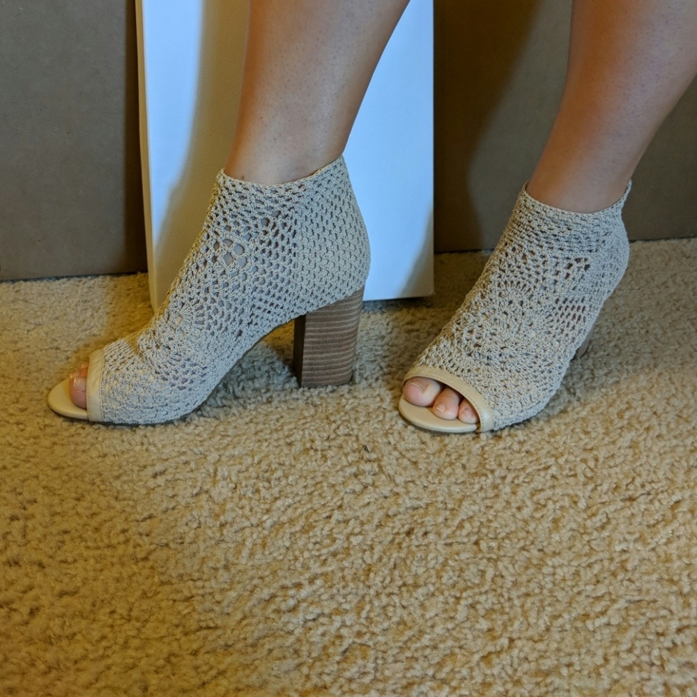 Gorgeous crocheted Jessica Simpson  stacked heel